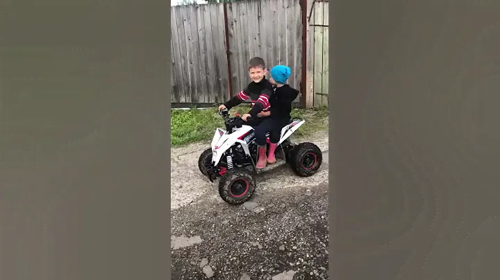 Дети осваивают квадроцикл MOTAX Gekon 70cc