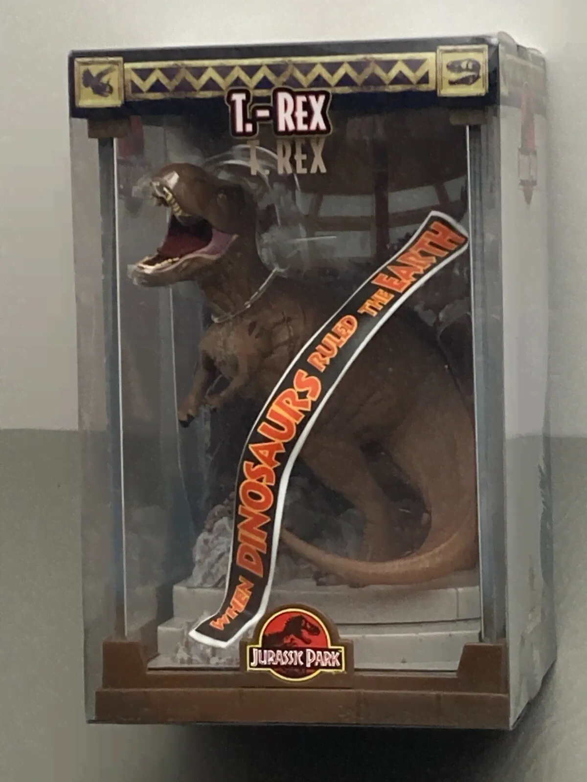 New Jurassic Park Noble Collection Tyrannosaurus Rex T-Rex Diorama Statue-0
