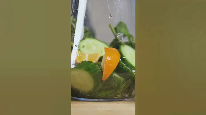 Оригинальный лимонад с синим льдом и клубникой