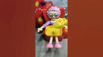 Giving 🧓🦷😋🤤 her yellow trolli dinorex gummy candy 🟡🦕🦖🟡🍬🤤