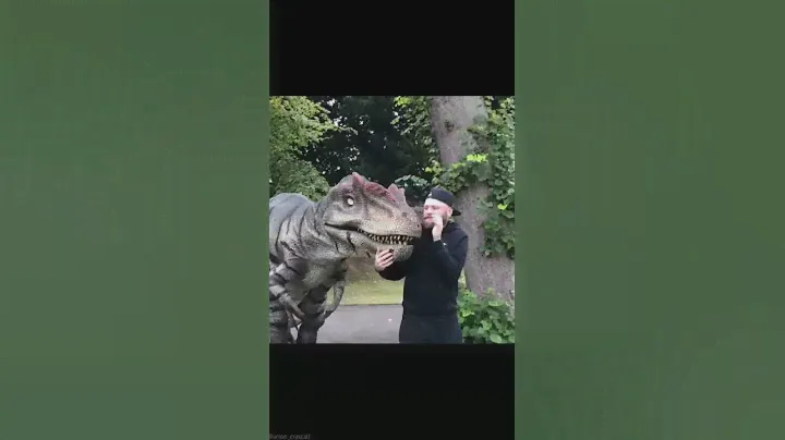 Домашний динозавр на прогулке по городу.