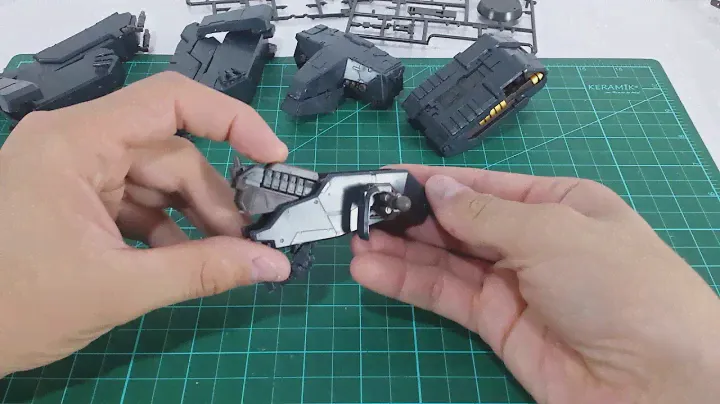 Montagem do quadril Metal Gear Rex black version Model kit 1/100
