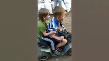 Квадроцикл детский Китай/ дети чуть не перевернулись