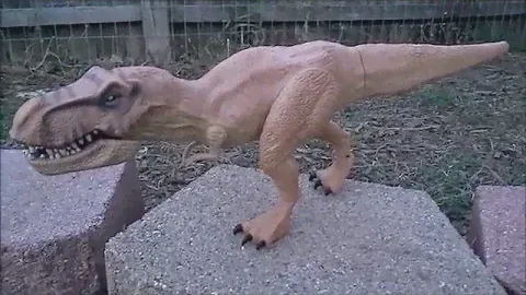 Jurassic World Chomping T-Rex (Tyrannosaurus Rex) Toy Review